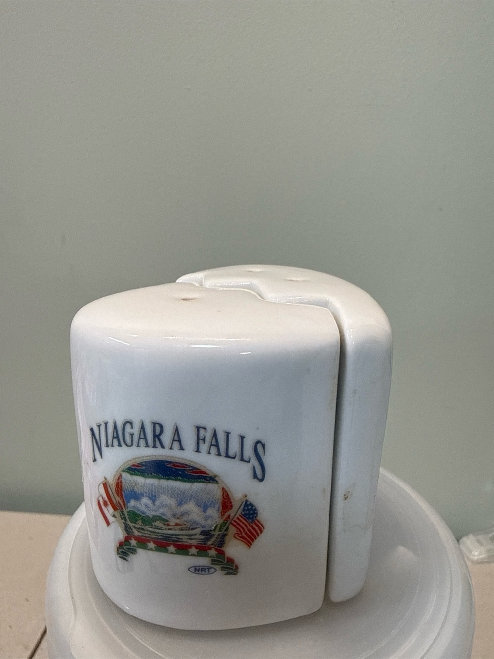 NIAGARA FALLS Salt and Pepper Shakers That form a Broken Heart Canada USA Flags